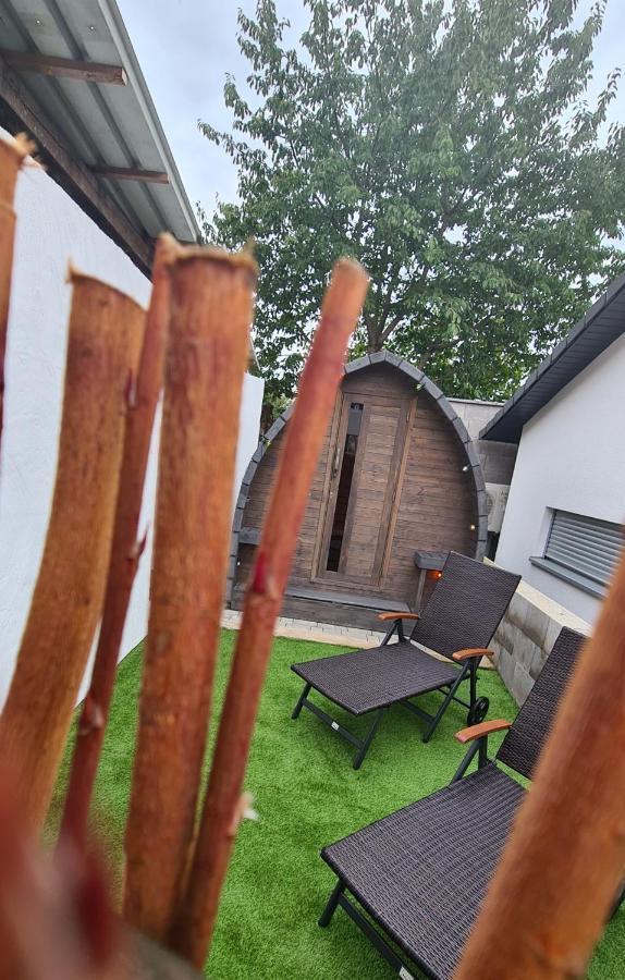 Schlaffass Mit Wellness In Alter Scheune Seinsheim Exterior photo
