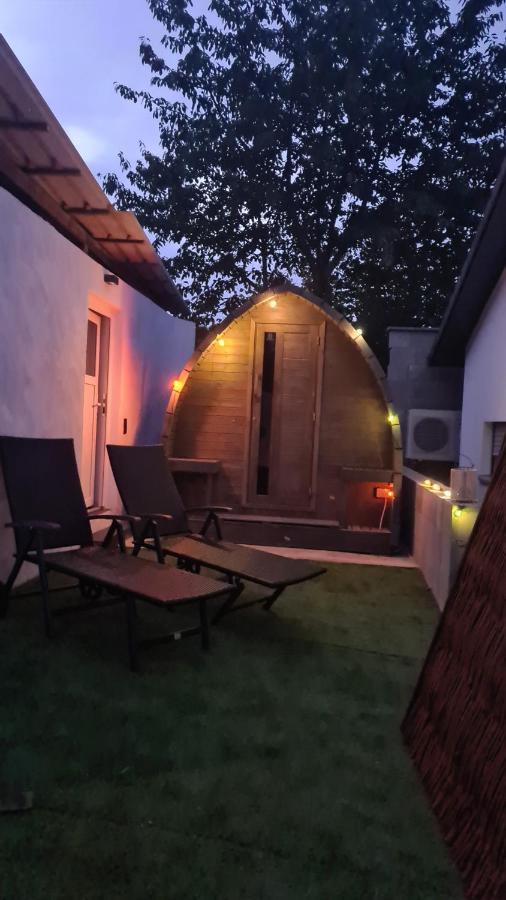 Schlaffass Mit Wellness In Alter Scheune Seinsheim Exterior photo