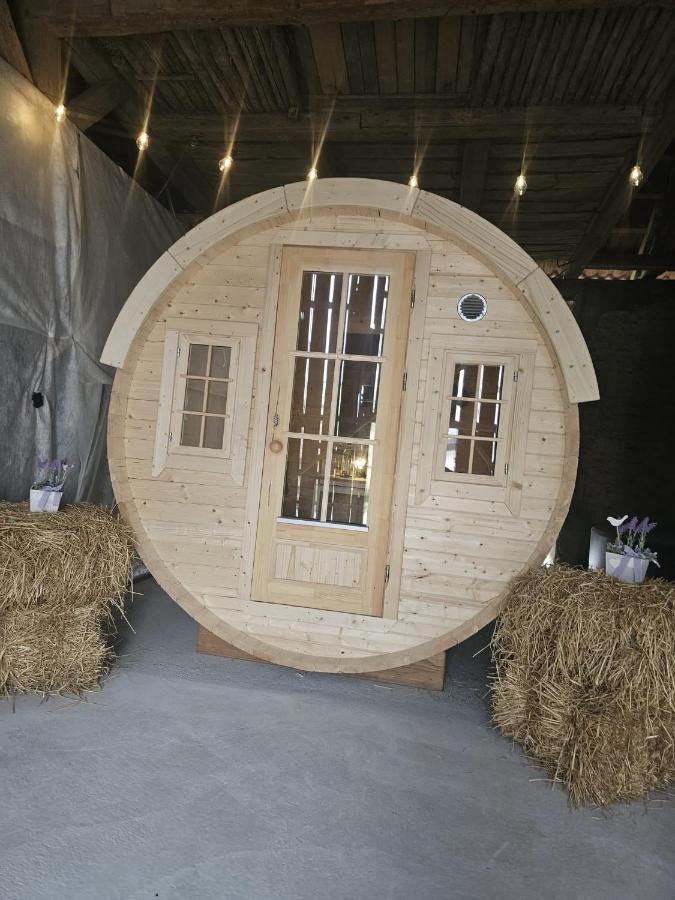 Schlaffass Mit Wellness In Alter Scheune Seinsheim Exterior photo