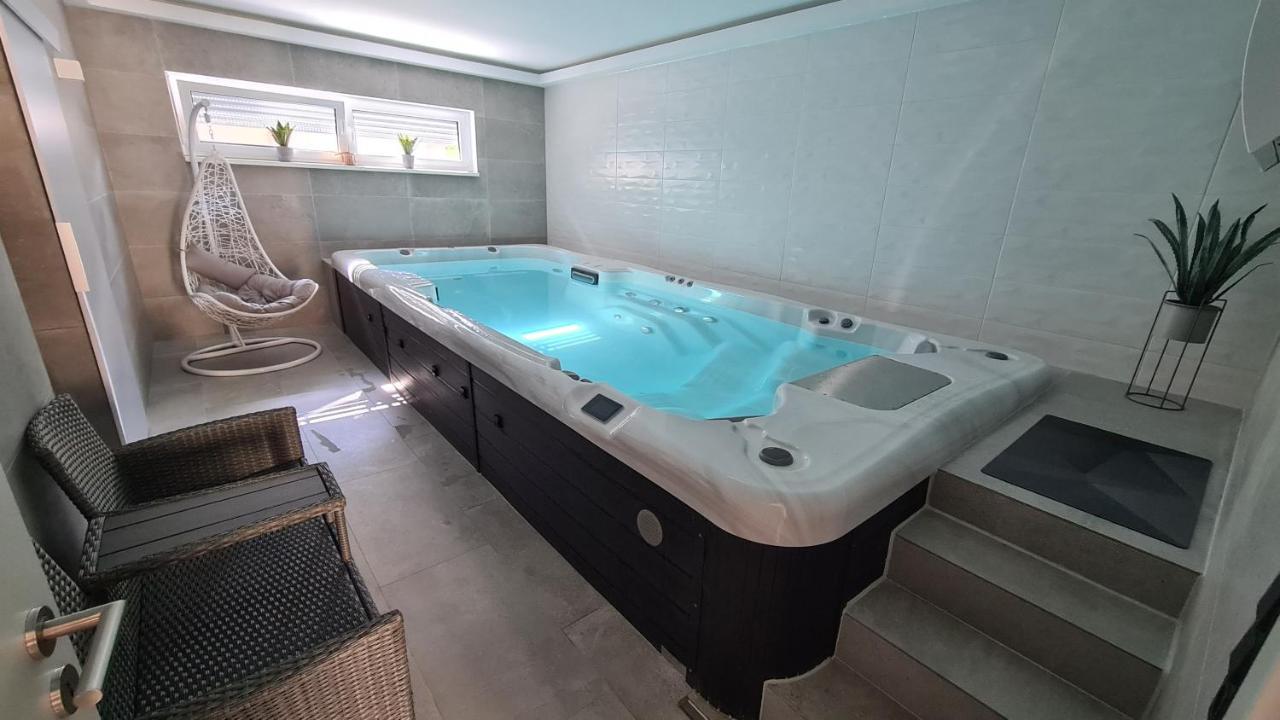 Schlaffass Mit Wellness In Alter Scheune Seinsheim Exterior photo